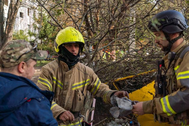 Russian forces launched two guided bombs targeting Kharkiv KHARKIV, UKRAINE - SEPTEMBER 28: Russian forces launched two guided bombs, hitting a residential building in the district of Salvtivka in Kharkiv city, injuring more than 20 people on September 28, 2026. There is no information on fatal victims so far; the attack destroyed part of the main facade of the building and several cars and windows in the surrounding buildings. Firefighters, police, and several NGOs and volunteers arrived at the scene to help the people affected. Carlo Bravo Anadolu Kharkiv Ukraine. Editorial use only. Please get in touch for any other usage.  Copyright: x2026xAnadoluxCarloxBravox