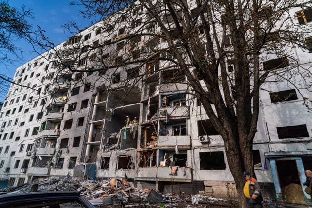 Russian forces launched two guided bombs targeting Kharkiv KHARKIV, UKRAINE - SEPTEMBER 28: Russian forces launched two guided bombs, hitting a residential building in the district of Salvtivka in Kharkiv city, injuring more than 20 people on September 28, 2026. There is no information on fatal victims so far; the attack destroyed part of the main facade of the building and several cars and windows in the surrounding buildings. Firefighters, police, and several NGOs and volunteers arrived at the scene to help the people affected. Carlo Bravo Anadolu Kharkiv Ukraine. Editorial use only. Please get in touch for any other usage.  Copyright: x2026xAnadoluxCarloxBravox