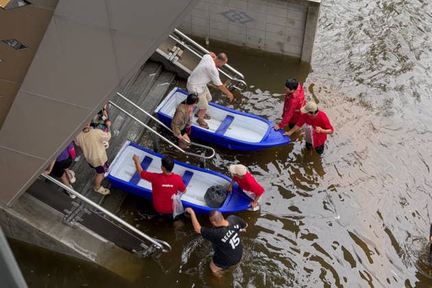 September 28, 2026, Bangkok, Bangkok, Thailand: Makro staff were helping customers board kayaks at an entrance of Bangkapi Station of the MRT Yellow Line in Bangkapi, one of the most flooded areas in Bangkok since an active low-pressure system and monsoon have dumped nearly 300 millimetres (11.8 inches) of rain since the afternoon of September 24. Bangkok authorities have officially declared all 50 districts of the Thai capital as flood disaster areas following four straight days of severe rainfall. Bangkok Thailand  - ZUMAw151 20260928_zip_w151_041 Copyright: xPatrickxChengzhixWangx