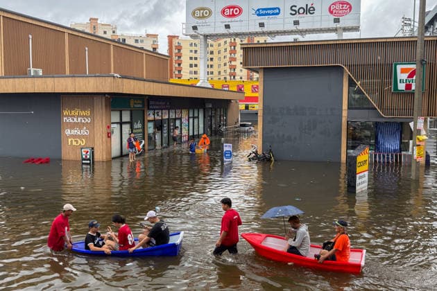 September 28, 2026, Bangkok, Bangkok, Thailand: Makro staff were carrying customers with kayaks to Makro supermarket in Bangkapi, one of the most flooded areas in Bangkok since an active low-pressure system and monsoon have dumped nearly 300 millimetres (11.8 inches) of rain since the afternoon of September 24. Bangkok authorities have officially declared all 50 districts of the Thai capital as flood disaster areas following four straight days of severe rainfall. Bangkok Thailand  - ZUMAw151 20260928_zip_w151_043 Copyright: xPatrickxChengzhixWangx