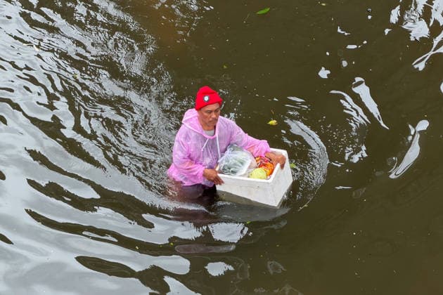 September 28, 2026, Bangkok, Bangkok, Thailand: A man was wading through water with a box of food on Lat Phrao Road in Bangkapi, one of the most flooded areas in Bangkok since an active low-pressure system and monsoon have dumped nearly 300 millimetres (11.8 inches) of rain since the afternoon of September 24. Bangkok authorities have officially declared all 50 districts of the Thai capital as flood disaster areas following four straight days of severe rainfall. Bangkok Thailand - ZUMAw151 20260928_zip_w151_046 Copyright: xPatrickxChengzhixWangx