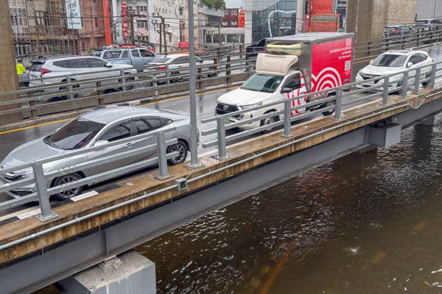 September 28, 2026, Bangkok, Bangkok, Thailand: A few dozen cars were stranded on Lat PhraoÃ¢â‚¬Seri Thai Flyover Road in Bangkapi, one of the most flooded areas in Bangkok since an active low-pressure system and monsoon have dumped nearly 300 millimetres (11.8 inches) of rain since the afternoon of September 24. Bangkok authorities have officially declared all 50 districts of the Thai capital as flood disaster areas following four straight days of severe rainfall. Bangkok Thailand - ZUMAw151 20260928_zip_w151_042 Copyright: xPatrickxChengzhixWangx