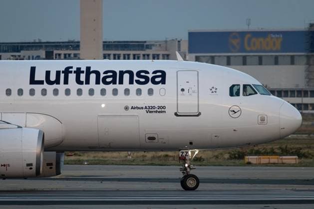 Lufthansa plane at Frankfurt Airport A Lufthansa plane taxis onto the runway in the evening at Frankfurt Airport, Frankfurt am Main, Hesse, Germany 2026-09-27_ffm_flughafen_lufthansa_01