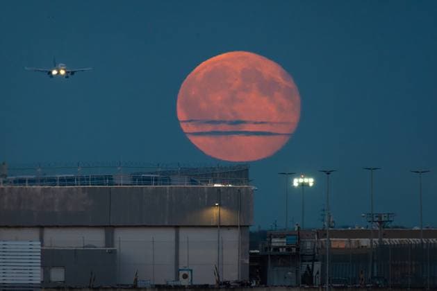 Full Moon at Frankfurt Airport The full moon rises over Frankfurt Airport as an airplane approaches for landing Frankfurt am Main Airport Hesse Germany 2026-09-27_ffm_flughafen_vollmond_02