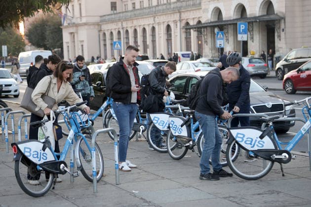 Zagreb public transport strike Commuters use public bikes amid an ongoing ZET and Zagreb Holding strike at Glavni Kolodvor Bus Terminal in Zagreb, Croatia on September 28, 2026.  MarkoxSeper PIXSELL