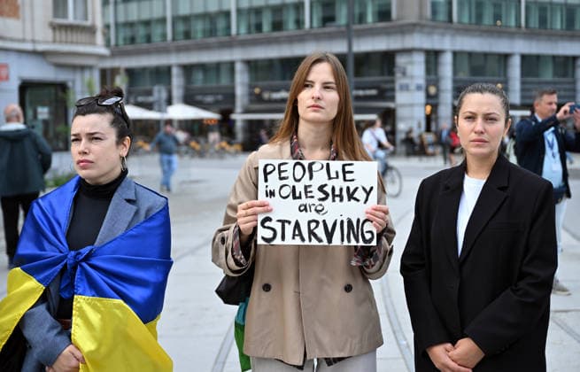 Ukrainians rally in Brussels calling for opening of Ukraine corridor BRUSSELS, BELGIUM - SEPTEMBER 28: Ukrainians gather with Ukrainian flags and suitcases outside the Council of the European Union during a demonstration calling for the opening of a Ukraine corridor, on September 28, 2026 in Brussels, Belgium. The protest was held as defense ministers from EU member states met in the Belgian capital. Dursun Aydemir Anadolu Brussels Belgium. Editorial use only. Please get in touch for any other usage.  Copyright: x2026xAnadoluxDursunxAydemirx