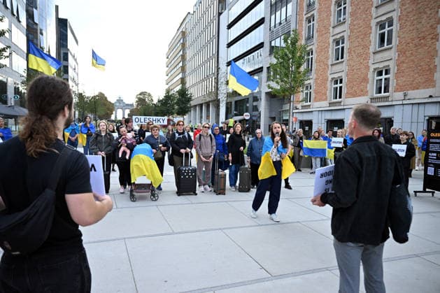 Ukrainians rally in Brussels calling for opening of Ukraine corridor BRUSSELS, BELGIUM - SEPTEMBER 28: Ukrainians gather with Ukrainian flags and suitcases outside the Council of the European Union during a demonstration calling for the opening of a Ukraine corridor, on September 28, 2026 in Brussels, Belgium. The protest was held as defense ministers from EU member states met in the Belgian capital. Dursun Aydemir Anadolu Brussels Belgium. Editorial use only. Please get in touch for any other usage.  Copyright: x2026xAnadoluxDursunxAydemirx