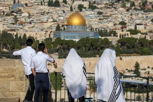 Israeli settlers raid Al-Aqsa Mosque during Sukkot JERUSALEM, PALESTINE - SEPTEMBER 28: Illegal Israeli settlers enter the Al-Aqsa Mosque compound under the protection of Israeli police on the third day of the Jewish holiday of Sukkot, on September 28, 2026 in East Jerusalem, Palestine. Gazi Samad Anadolu Jerusalem Israel. Editorial use only. Please get in touch for any other usage.  Copyright: x2026xAnadoluxGazixSamadx