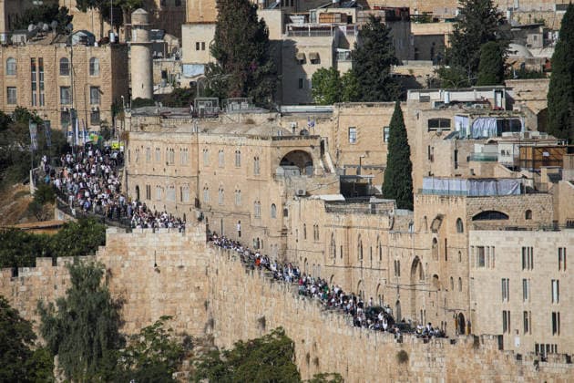 Israeli settlers raid Al-Aqsa Mosque during Sukkot JERUSALEM, PALESTINE - SEPTEMBER 28: Illegal Israeli settlers enter the Al-Aqsa Mosque compound under the protection of Israeli police on the third day of the Jewish holiday of Sukkot, on September 28, 2026 in East Jerusalem, Palestine. Gazi Samad Anadolu Jerusalem Israel. Editorial use only. Please get in touch for any other usage.  Copyright: x2026xAnadoluxGazixSamadx