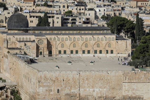 Israeli settlers raid Al-Aqsa Mosque during Sukkot JERUSALEM, PALESTINE - SEPTEMBER 28: Illegal Israeli settlers enter the Al-Aqsa Mosque compound under the protection of Israeli police on the third day of the Jewish holiday of Sukkot, on September 28, 2026 in East Jerusalem, Palestine. Gazi Samad Anadolu Jerusalem Israel. Editorial use only. Please get in touch for any other usage.  Copyright: x2026xAnadoluxGazixSamadx