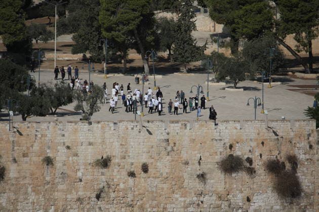 Israeli settlers raid Al-Aqsa Mosque during Sukkot JERUSALEM, PALESTINE - SEPTEMBER 28: Illegal Israeli settlers enter the Al-Aqsa Mosque compound under the protection of Israeli police on the third day of the Jewish holiday of Sukkot, on September 28, 2026 in East Jerusalem, Palestine. Gazi Samad Anadolu Jerusalem Israel. Editorial use only. Please get in touch for any other usage.  Copyright: x2026xAnadoluxGazixSamadx