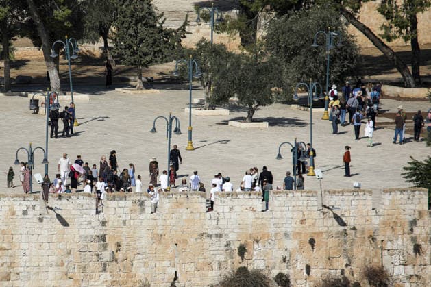 Israeli settlers raid Al-Aqsa Mosque during Sukkot JERUSALEM, PALESTINE - SEPTEMBER 28: Illegal Israeli settlers enter the Al-Aqsa Mosque compound under the protection of Israeli police on the third day of the Jewish holiday of Sukkot, on September 28, 2026 in East Jerusalem, Palestine. Gazi Samad Anadolu Jerusalem Israel. Editorial use only. Please get in touch for any other usage.  Copyright: x2026xAnadoluxGazixSamadx
