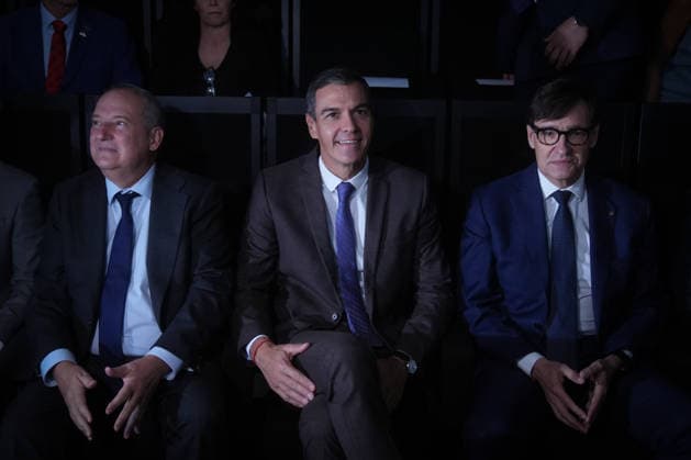 Sánchez Participates in the Presentation of the Vidas Futuras Report Prime Minister Pedro Sánchez, accompanied by Minister of Industry and Tourism Jordi Hereu and President of the Generalitat of Catalonia Salvador Illa, during the presentation of the Vidas Futuras report, at the Disseny Hub Barcelona, on September 28, 2026, in Barcelona, Catalonia, Spain. The report details key projections in housing, such as the transition toward smart urban models, the expansion of affordable housing stock, and climate neutrality in construction. Furthermore, in the social sphere, it forecasts challenges stemming from demographic aging, labor automation, and climate change mitigation. SEPTEMBER 28, 2026, Spain Copyright: xDavidxZorrakinox 7805191