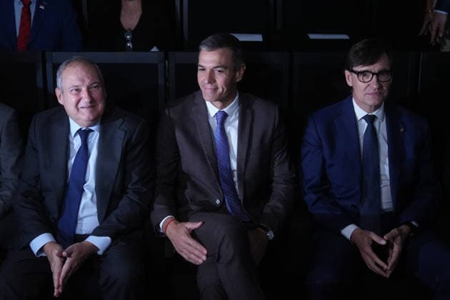 Sánchez Participates in the Presentation of the Vidas Futuras Report Prime Minister Pedro Sánchez, accompanied by Minister of Industry and Tourism Jordi Hereu and President of the Generalitat of Catalonia Salvador Illa, during the presentation of the Vidas Futuras report, at the Disseny Hub Barcelona, on September 28, 2026, in Barcelona, Catalonia, Spain. The report details key projections in housing, such as the transition toward smart urban models, the expansion of affordable housing, and climate neutrality in construction. Furthermore, in the social sphere, it outlines challenges arising from demographic aging, labor automation, and climate change mitigation. SEPTEMBER 28, 2026 Spain Copyright: xDavidxZorrakinox 7805302