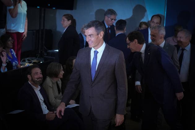Sánchez Participates in the Presentation of the Vidas Futuras Report Prime Minister Pedro Sánchez during the presentation of the Vidas Futuras report at the Disseny Hub Barcelona on September 28, 2026, in Barcelona, Catalonia, Spain. The report details key projections in housing, such as the transition toward smart urban models, the expansion of affordable housing, and climate neutrality in construction. Furthermore, in the social sphere, it forecasts challenges arising from an aging population, automation in the workplace, and climate change mitigation. SEPTEMBER 28, 2026 Spain Copyright: xDavidxZorrakinox 7805303