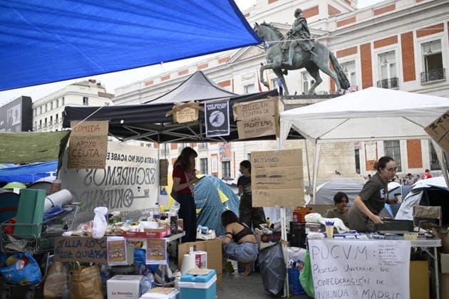 Encampment protest persists in Madrid as housing crisis sparks outrage MADRID, SPAIN - SEPTEMBER 28: A view of tent encampment at Puerta del Sol in central Madrid, Spain, on September 28, 2026. Demonstrators established the continuous protest camp on September 26 to demand legislative action and emergency market controls from central and regional authorities regarding soaring rent prices and residential evictions. The civil action gained widespread momentum following the September 23 court-ordered police eviction of 87-year-old resident Mari Carmen, who was removed from her Madrid home of 70 years after becoming unable to meet escalated rental costs. Housing rights advocacy groups have vowed to maintain the central plaza occupy movement unt  Copyright: x2026xAnadoluxBurakxAkbulutx
