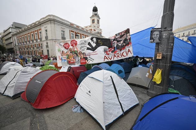 Encampment protest persists in Madrid as housing crisis sparks outrage MADRID, SPAIN - SEPTEMBER 28: A view of tent encampment at Puerta del Sol in central Madrid, Spain, on September 28, 2026. Demonstrators established the continuous protest camp on September 26 to demand legislative action and emergency market controls from central and regional authorities regarding soaring rent prices and residential evictions. The civil action gained widespread momentum following the September 23 court-ordered police eviction of 87-year-old resident Mari Carmen, who was removed from her Madrid home of 70 years after becoming unable to meet escalated rental costs. Housing rights advocacy groups have vowed to maintain the central plaza occupy movement unt  Copyright: x2026xAnadoluxBurakxAkbulutx