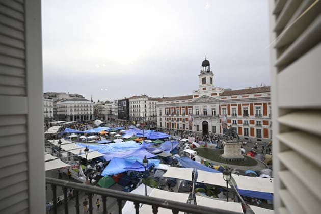 Encampment protest persists in Madrid as housing crisis sparks outrage MADRID, SPAIN - SEPTEMBER 28: A view of tent encampment at Puerta del Sol in central Madrid, Spain, on September 28, 2026. Demonstrators established the continuous protest camp on September 26 to demand legislative action and emergency market controls from central and regional authorities regarding soaring rent prices and residential evictions. The civil action gained widespread momentum following the September 23 court-ordered police eviction of 87-year-old resident Mari Carmen, who was removed from her Madrid home of 70 years after becoming unable to meet escalated rental costs. Housing rights advocacy groups have vowed to maintain the central plaza occupy movement unt  Copyright: x2026xAnadoluxBurakxAkbulutx