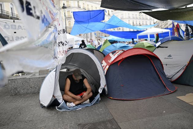 Encampment protest persists in Madrid as housing crisis sparks outrage MADRID, SPAIN - SEPTEMBER 28: A view of tent encampment at Puerta del Sol in central Madrid, Spain, on September 28, 2026. Demonstrators established the continuous protest camp on September 26 to demand legislative action and emergency market controls from central and regional authorities regarding soaring rent prices and residential evictions. The civil action gained widespread momentum following the September 23 court-ordered police eviction of 87-year-old resident Mari Carmen, who was removed from her Madrid home of 70 years after becoming unable to meet escalated rental costs. Housing rights advocacy groups have vowed to maintain the central plaza occupy movement unt  Copyright: x2026xAnadoluxBurakxAkbulutx