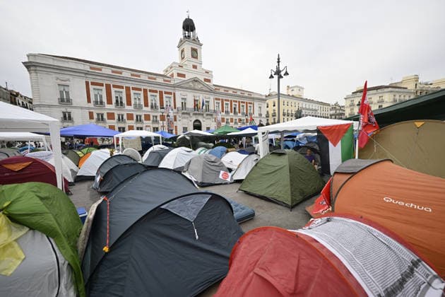 Encampment protest persists in Madrid as housing crisis sparks outrage MADRID, SPAIN - SEPTEMBER 28: A view of tent encampment at Puerta del Sol in central Madrid, Spain, on September 28, 2026. Demonstrators established the continuous protest camp on September 26 to demand legislative action and emergency market controls from central and regional authorities regarding soaring rent prices and residential evictions. The civil action gained widespread momentum following the September 23 court-ordered police eviction of 87-year-old resident Mari Carmen, who was removed from her Madrid home of 70 years after becoming unable to meet escalated rental costs. Housing rights advocacy groups have vowed to maintain the central plaza occupy movement unt  Copyright: x2026xAnadoluxBurakxAkbulutx