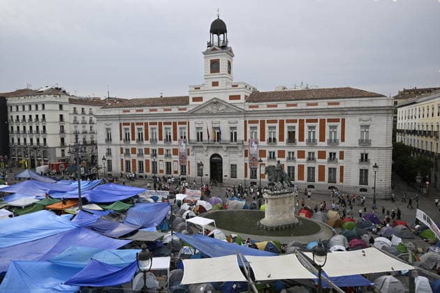Encampment protest persists in Madrid as housing crisis sparks outrage MADRID, SPAIN - SEPTEMBER 28: A view of tent encampment at Puerta del Sol in central Madrid, Spain, on September 28, 2026. Demonstrators established the continuous protest camp on September 26 to demand legislative action and emergency market controls from central and regional authorities regarding soaring rent prices and residential evictions. The civil action gained widespread momentum following the September 23 court-ordered police eviction of 87-year-old resident Mari Carmen, who was removed from her Madrid home of 70 years after becoming unable to meet escalated rental costs. Housing rights advocacy groups have vowed to maintain the central plaza occupy movement unt  Copyright: x2026xAnadoluxBurakxAkbulutx