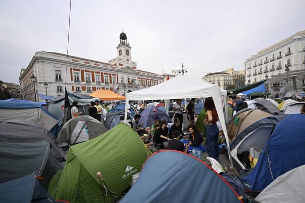 Encampment protest persists in Madrid as housing crisis sparks outrage MADRID, SPAIN - SEPTEMBER 28: A view of tent encampment at Puerta del Sol in central Madrid, Spain, on September 28, 2026. Demonstrators established the continuous protest camp on September 26 to demand legislative action and emergency market controls from central and regional authorities regarding soaring rent prices and residential evictions. The civil action gained widespread momentum following the September 23 court-ordered police eviction of 87-year-old resident Mari Carmen, who was removed from her Madrid home of 70 years after becoming unable to meet escalated rental costs. Housing rights advocacy groups have vowed to maintain the central plaza occupy movement unt  Copyright: x2026xAnadoluxBurakxAkbulutx