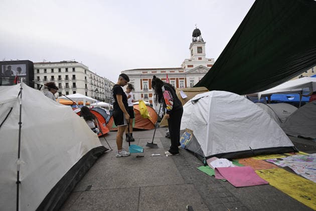 Encampment protest persists in Madrid as housing crisis sparks outrage MADRID, SPAIN - SEPTEMBER 28: A view of tent encampment at Puerta del Sol in central Madrid, Spain, on September 28, 2026. Demonstrators established the continuous protest camp on September 26 to demand legislative action and emergency market controls from central and regional authorities regarding soaring rent prices and residential evictions. The civil action gained widespread momentum following the September 23 court-ordered police eviction of 87-year-old resident Mari Carmen, who was removed from her Madrid home of 70 years after becoming unable to meet escalated rental costs. Housing rights advocacy groups have vowed to maintain the central plaza occupy movement unt  Copyright: x2026xAnadoluxBurakxAkbulutx