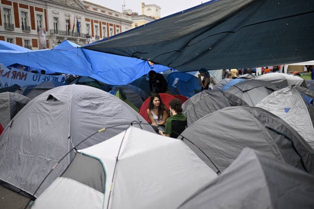 Encampment protest persists in Madrid as housing crisis sparks outrage MADRID, SPAIN - SEPTEMBER 28: A view of tent encampment at Puerta del Sol in central Madrid, Spain, on September 28, 2026. Demonstrators established the continuous protest camp on September 26 to demand legislative action and emergency market controls from central and regional authorities regarding soaring rent prices and residential evictions. The civil action gained widespread momentum following the September 23 court-ordered police eviction of 87-year-old resident Mari Carmen, who was removed from her Madrid home of 70 years after becoming unable to meet escalated rental costs. Housing rights advocacy groups have vowed to maintain the central plaza occupy movement unt  Copyright: x2026xAnadoluxBurakxAkbulutx