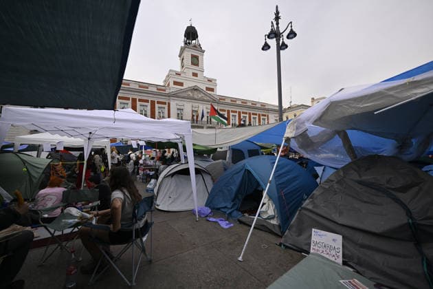 Encampment protest persists in Madrid as housing crisis sparks outrage MADRID, SPAIN - SEPTEMBER 28: A view of tent encampment at Puerta del Sol in central Madrid, Spain, on September 28, 2026. Demonstrators established the continuous protest camp on September 26 to demand legislative action and emergency market controls from central and regional authorities regarding soaring rent prices and residential evictions. The civil action gained widespread momentum following the September 23 court-ordered police eviction of 87-year-old resident Mari Carmen, who was removed from her Madrid home of 70 years after becoming unable to meet escalated rental costs. Housing rights advocacy groups have vowed to maintain the central plaza occupy movement unt  Copyright: x2026xAnadoluxBurakxAkbulutx