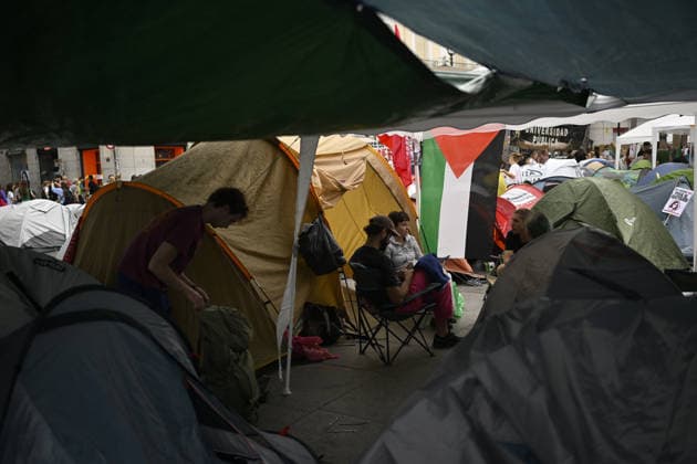 Encampment protest persists in Madrid as housing crisis sparks outrage MADRID, SPAIN - SEPTEMBER 28: A view of tent encampment at Puerta del Sol in central Madrid, Spain, on September 28, 2026. Demonstrators established the continuous protest camp on September 26 to demand legislative action and emergency market controls from central and regional authorities regarding soaring rent prices and residential evictions. The civil action gained widespread momentum following the September 23 court-ordered police eviction of 87-year-old resident Mari Carmen, who was removed from her Madrid home of 70 years after becoming unable to meet escalated rental costs. Housing rights advocacy groups have vowed to maintain the central plaza occupy movement unt  Copyright: x2026xAnadoluxBurakxAkbulutx