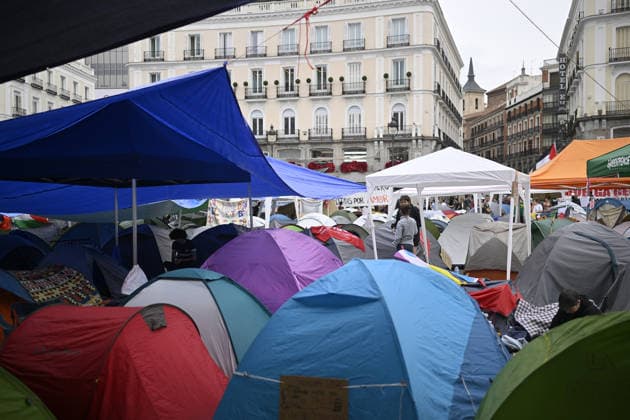Encampment protest persists in Madrid as housing crisis sparks outrage MADRID, SPAIN - SEPTEMBER 28: A view of tent encampment at Puerta del Sol in central Madrid, Spain, on September 28, 2026. Demonstrators established the continuous protest camp on September 26 to demand legislative action and emergency market controls from central and regional authorities regarding soaring rent prices and residential evictions. The civil action gained widespread momentum following the September 23 court-ordered police eviction of 87-year-old resident Mari Carmen, who was removed from her Madrid home of 70 years after becoming unable to meet escalated rental costs. Housing rights advocacy groups have vowed to maintain the central plaza occupy movement unt  Copyright: x2026xAnadoluxBurakxAkbulutx