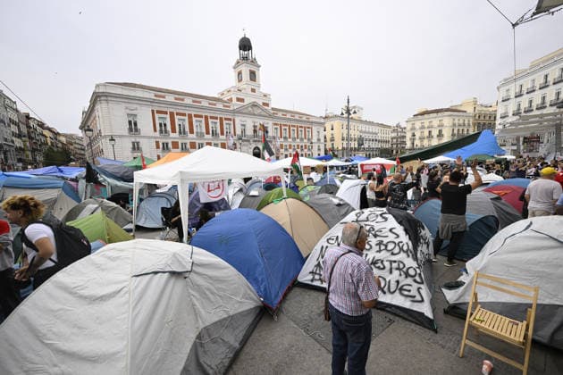 Encampment protest persists in Madrid as housing crisis sparks outrage MADRID, SPAIN - SEPTEMBER 28: A view of tent encampment at Puerta del Sol in central Madrid, Spain, on September 28, 2026. Demonstrators established the continuous protest camp on September 26 to demand legislative action and emergency market controls from central and regional authorities regarding soaring rent prices and residential evictions. The civil action gained widespread momentum following the September 23 court-ordered police eviction of 87-year-old resident Mari Carmen, who was removed from her Madrid home of 70 years after becoming unable to meet escalated rental costs. Housing rights advocacy groups have vowed to maintain the central plaza occupy movement unt  Copyright: x2026xAnadoluxBurakxAkbulutx