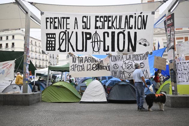 Encampment protest persists in Madrid as housing crisis sparks outrage MADRID, SPAIN - SEPTEMBER 28: A view of tent encampment at Puerta del Sol in central Madrid, Spain, on September 28, 2026. Demonstrators established the continuous protest camp on September 26 to demand legislative action and emergency market controls from central and regional authorities regarding soaring rent prices and residential evictions. The civil action gained widespread momentum following the September 23 court-ordered police eviction of 87-year-old resident Mari Carmen, who was removed from her Madrid home of 70 years after becoming unable to meet escalated rental costs. Housing rights advocacy groups have vowed to maintain the central plaza occupy movement unt  Copyright: x2026xAnadoluxBurakxAkbulutx