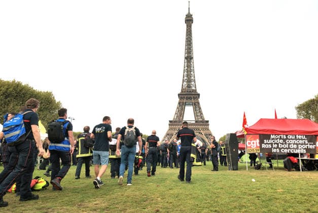 Firefighters demonstration in Paris PARIS, FRANCE - SEPTEMBER 28: Firefighters take part in a demonstration entitled The Reinforcement Column of Anger ( la Colonne de renfort de la colere ) in front of the Eiffel Tower at the Champs de Mars in Paris, France on September 28, 2026. Mohamad Salaheldin Abdelghani Alsayed Anadolu Paris France. Editorial use only. Please get in touch for any other usage.  Copyright: x2026xAnadoluxMohamadxSalaheldinxAbdelghanixAlsayedx