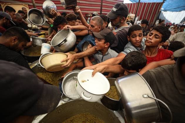 Hot meal distribution in Gaza GAZA CITY, GAZA, PALESTINE - SEPTEMBER 28: Palestinians, including children carrying cooking pots, gather to receive hot meals distributed in the Nuseirat Refugee Camp in Gaza City, Gaza, Palestine on September 28, 2026. The ongoing Israeli attacks despite the ceasefire have exacerbated severe food shortages across the region. Hassan Jedi Anadolu Gaza City Gaza. Editorial use only. Please get in touch for any other usage.  Copyright: x2026xAnadoluxHassanxJedix