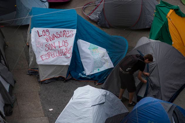 September 28, 2026, Madrid, Madrid, Spain: A young man zips up his tent in Puerta del Sol in central Madrid, during a protest camp against the high cost of housing and rent in Spain. The protest arose following the eviction of an 87-year-old woman from her apartment in Madrid. Madrid Spain - ZUMAs296 20260928_znp_s296_003 Copyright: xLuisxSotox
