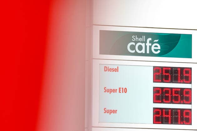 What will happen to gas prices next? Gas prices remain at very high levels. SHELL gas station in Siegen. Gas prices in the early afternoon. The current prices for diesel, Super E10, and Super are well over 2 euros. Diesel is at 2.51 euros, Super E10 at 2.35 euros, and Super at 2.41 euros. Gas station, fuel prices on September 28, 20