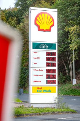 What will happen to gas prices next? Gas prices remain at very high levels. SHELL gas station in Siegen. Gas prices in the early afternoon. The current prices for diesel, Super E10, and Super are well over 2 euros. Diesel is at 2.51 euros, Super E10 at 2.35 euros, and Super at 2.41 euros. Gas station, fuel prices on September 28, 20