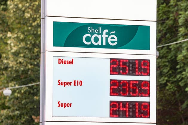 What is the outlook for fuel prices? Fuel prices remain at very high levels. SHELL gas station in Siegen. Fuel prices in the early afternoon. The current prices for diesel, Super E10, and Super are well over 2 euros. Diesel is at 2.51 euros, Super E10 is at 2.35 euros, and Super is at 2.41 euros. Gas station, gas prices on September