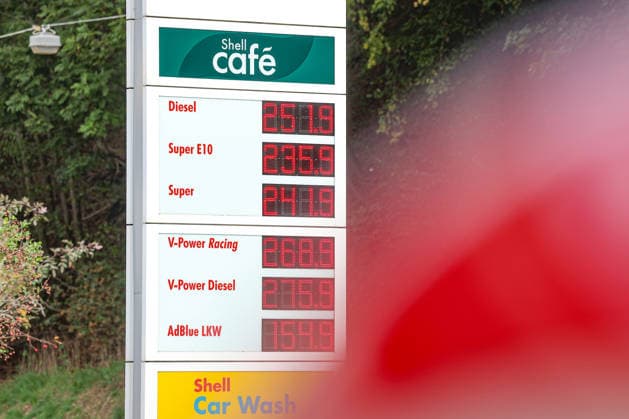What is the outlook for fuel prices? Fuel prices remain at very high levels. SHELL gas station in Siegen. Fuel prices in the early afternoon. The current prices for diesel, Super E10, and Super are well over 2 euros. Diesel is at 2.51 euros, Super E10 at 2.35 euros, and Super at 2.41 euros. Gas station, fuel prices on September 28,