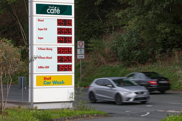 What is the outlook for fuel prices? Fuel prices remain at very high levels. SHELL gas station in Siegen. Fuel prices in the early afternoon. The current prices for diesel, Super E10, and Super are well over 2 euros. Diesel is at 2.51 euros, Super E10 at 2.35 euros, and Super at 2.41 euros. Gas station, fuel prices on September 28,