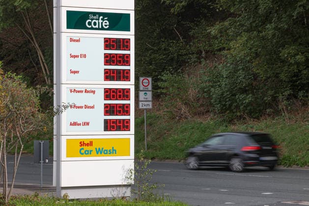 What is the outlook for fuel prices? Fuel prices remain at very high levels. SHELL gas station in Siegen. Fuel prices in the early afternoon. The current prices for diesel, Super E10, and Super are well over 2 euros. Diesel is at 2.51 euros, Super E10 at 2.35 euros, and Super at 2.41 euros. Gas station, fuel prices on September 28,