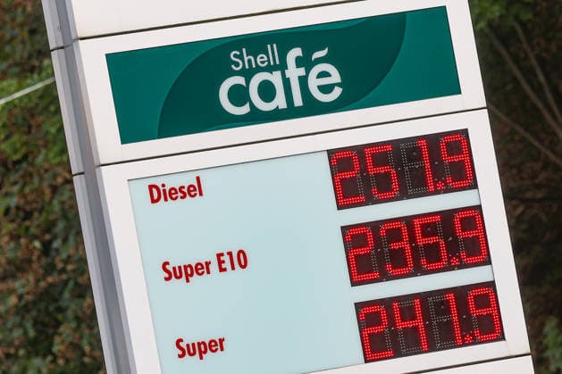 What is the outlook for fuel prices? Fuel prices remain at very high levels. SHELL gas station in Siegen. Fuel prices in the early afternoon. The current prices for diesel, Super E10, and Super are well over 2 euros. Diesel is at 2.51 euros, Super E10 at 2.35 euros, and Super at 2.41 euros. Gas station, fuel prices on September 28,
