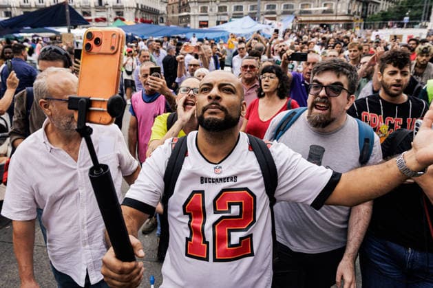 The encampment at Puerta del Sol continues with its sights set on the Maricarmen decree. Several people heckled YouTuber Borja Escalona during the housing protest encampment at Puerta del Sol on September 28, 2026, in Madrid, Spain. The encampment continues this Monday, September 28, the encampment at Puerta del Sol organized by the Madrid Tenants’ Union to demand a new housing decree dubbed the Maricarmen Decree in honor of the octogenarian who was evicted last Wednesday, September 23, in Madrid. The decree would provide measures to guarantee the right to housing. SEPTEMBER 28, 2026 Carlos Lujá Madrid Madrid, Spain  Copyright: xCarlosxLujanx 7805812