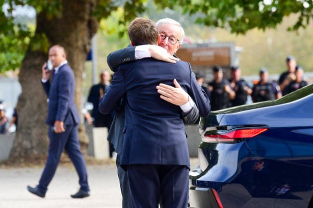 President Emmanuel Macron and his wife, First Lady Brigitte Macron, welcome former European Commission President Jean-Claude Juncker upon his arrival for the At the Roots of Europe for Peace and Unity meeting at the Robert Schuman Conference Center in Metz, France, on September 28, 2026, the final day of the Pope’s visit to France. Romain Doucelin Bestimage French President Emmanuel Macron and his wife, First Lady Brigitte Macron, welcome guests upon their arrival for the At the Roots of Europe for Peace and Unity meeting at the Robert Schuman Conference Center in Metz, France, on September 28, 2026, the final day of the Pope’s visit to France Metz, France Copyright: xRomainxDoucelinx xBestimagexRomainxDoucelinx xBestimagex