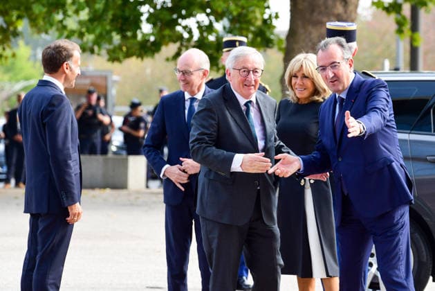 President Emmanuel Macron and his wife, First Lady Brigitte Macron, welcome former European Commission President Jean-Claude Juncker upon his arrival for the At the Roots of Europe for Peace and Unity meeting at the Robert Schuman Conference Center in Metz, France, on September 28, 2026, the final day of the Pope’s visit to France. Romain Doucelin Bestimage French President Emmanuel Macron and his wife, First Lady Brigitte Macron, welcome guests upon their arrival for the At the Roots of Europe for Peace and Unity meeting at the Robert Schuman Conference Center in Metz, France, on September 28, 2026, the final day of the Pope’s visit to France Metz, France Copyright: xRomainxDoucelinx xBestimagexRomainxDoucelinx xBestimagex