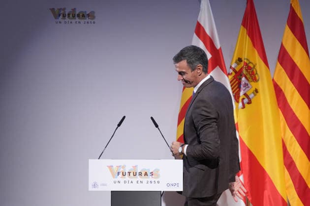 Sánchez Participates in the Presentation of the Vidas Futuras Report Prime Minister Pedro Sánchez during the presentation of the Vidas Futuras report at the Disseny Hub Barcelona on September 28, 2026, in Barcelona, Catalonia, Spain. The report details key projections regarding housing, such as the transition toward smart urban models, the expansion of affordable housing, and climate neutrality in construction. Furthermore, in the social sphere, it forecasts challenges arising from an aging population, labor automation, and climate change mitigation. SEPTEMBER 28, 2026, Spain Copyright: xDavidxZorrakinox 7805911