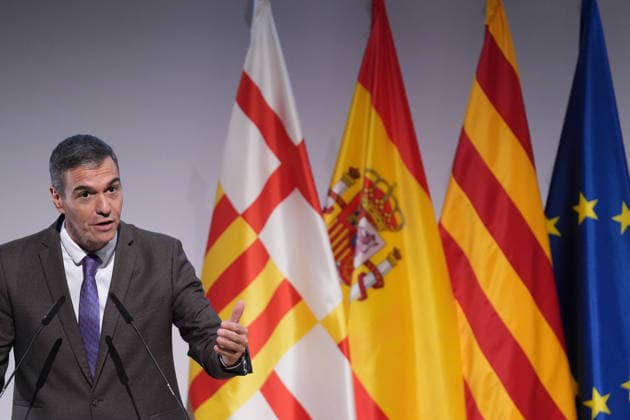 Sánchez Participates in the Presentation of the Vidas Futuras Report Prime Minister Pedro Sánchez during the presentation of the Vidas Futuras report at the Disseny Hub Barcelona on September 28, 2026, in Barcelona, Catalonia, Spain. The report details key projections regarding housing, such as the transition toward smart urban models, the expansion of affordable housing, and climate neutrality in construction. Furthermore, in the social sphere, it forecasts challenges arising from an aging population, labor automation, and climate change mitigation. SEPTEMBER 28, 2026, Spain Copyright: xDavidxZorrakinox 7805913