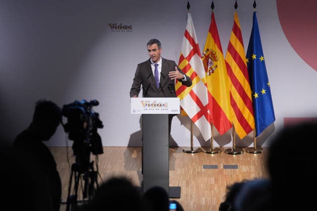 Sánchez Participates in the Presentation of the Vidas Futuras Report Prime Minister Pedro Sánchez during the presentation of the Vidas Futuras report at the Disseny Hub Barcelona on September 28, 2026, in Barcelona, Catalonia, Spain. The report details key projections regarding housing, such as the transition toward smart urban models, the expansion of affordable housing, and climate neutrality in construction. Furthermore, in the social sphere, it forecasts challenges arising from an aging population, labor automation, and climate change mitigation. SEPTEMBER 28, 2026, Spain Copyright: xDavidxZorrakinox 7805914