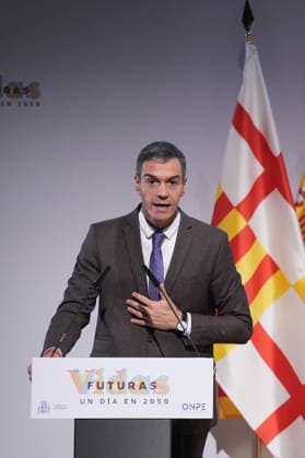 Sánchez Participates in the Presentation of the Vidas Futuras Report Prime Minister Pedro Sánchez during the presentation of the Vidas Futuras report at the Disseny Hub Barcelona on September 28, 2026, in Barcelona, Catalonia, Spain. The report details key projections regarding housing, such as the transition toward smart urban models, the expansion of affordable housing, and climate neutrality in construction. Furthermore, in the social sphere, it forecasts challenges arising from an aging population, labor automation, and climate change mitigation. SEPTEMBER 28, 2026, Spain Copyright: xDavidxZorrakinox 7805916